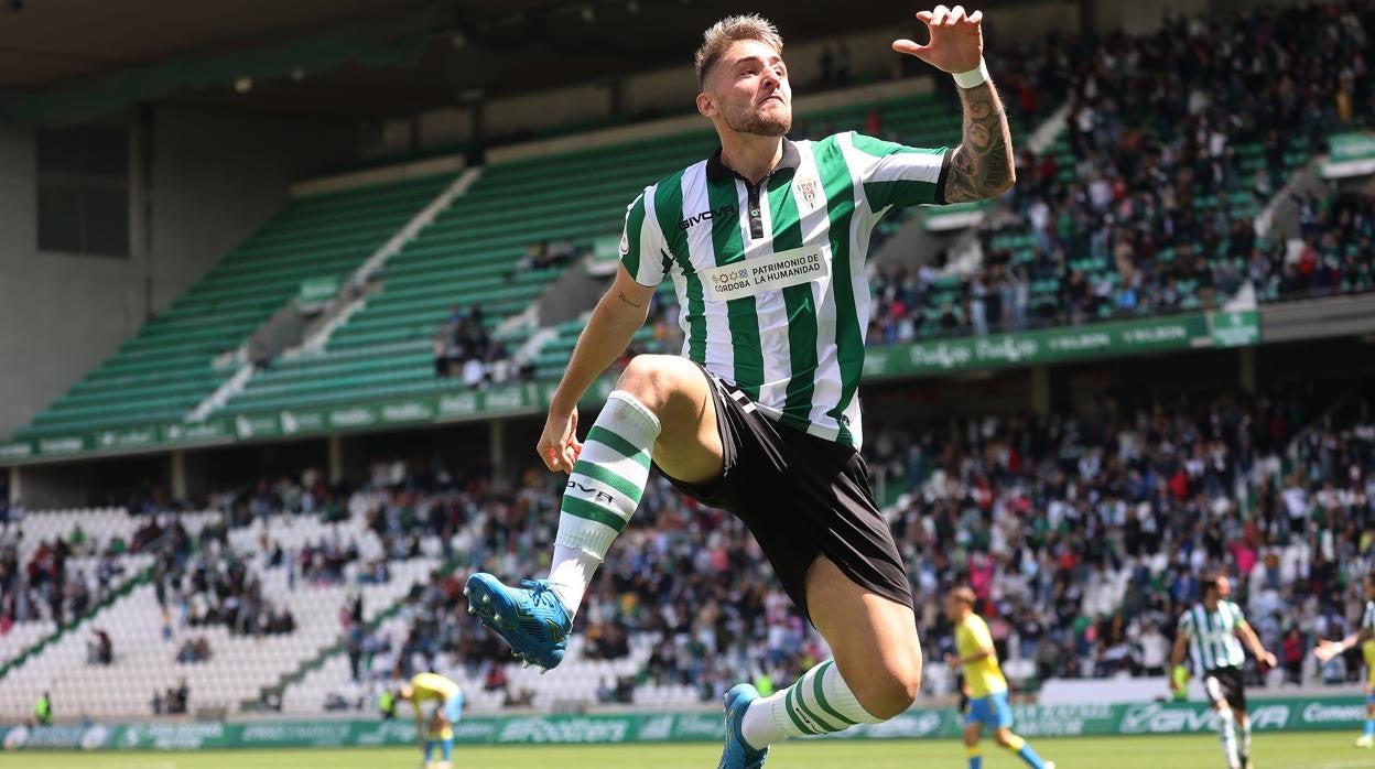 Antonio Casas celebra un gol