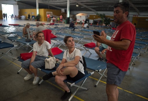 Varios vecinos en la carpa de San Pedro en Marbella
