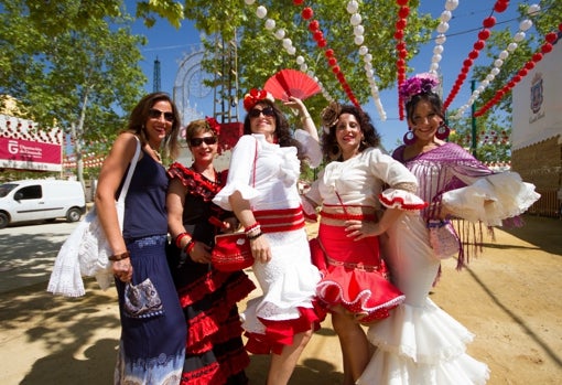 Grupo de mujeres en el recinto ferial del Corpus de Granada