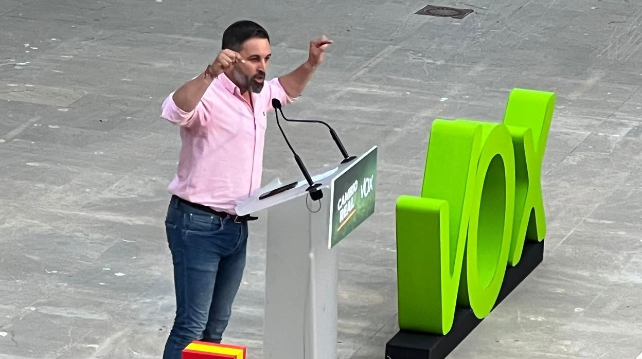 Santiago Abascal y Macarena Olona durante el mitin electoral celebrado este domingo en Marbella