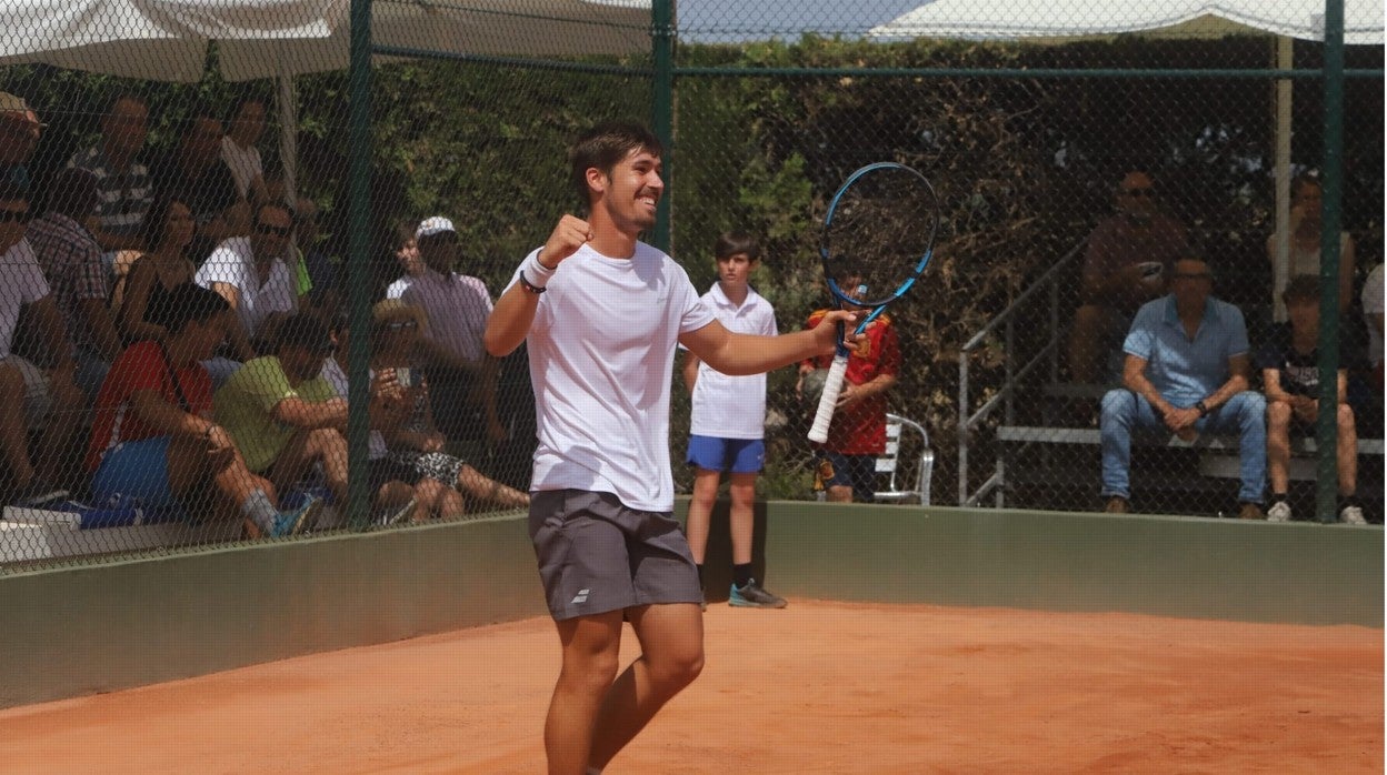 El tenista Carlos López celebra la victoria