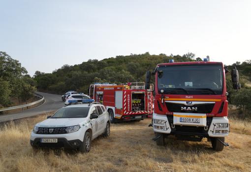 Vehículos del dispositivo para combatir el incendio en el paraje de La Canaleja