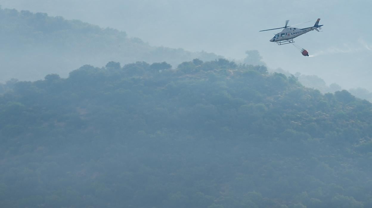 Medios aéreos luchando contra el incendio forestal del paraje de La Canaleja, en Pozoblanco