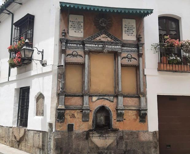 El altar a San Rafael de Lineros ya luce sin cables eléctricos
