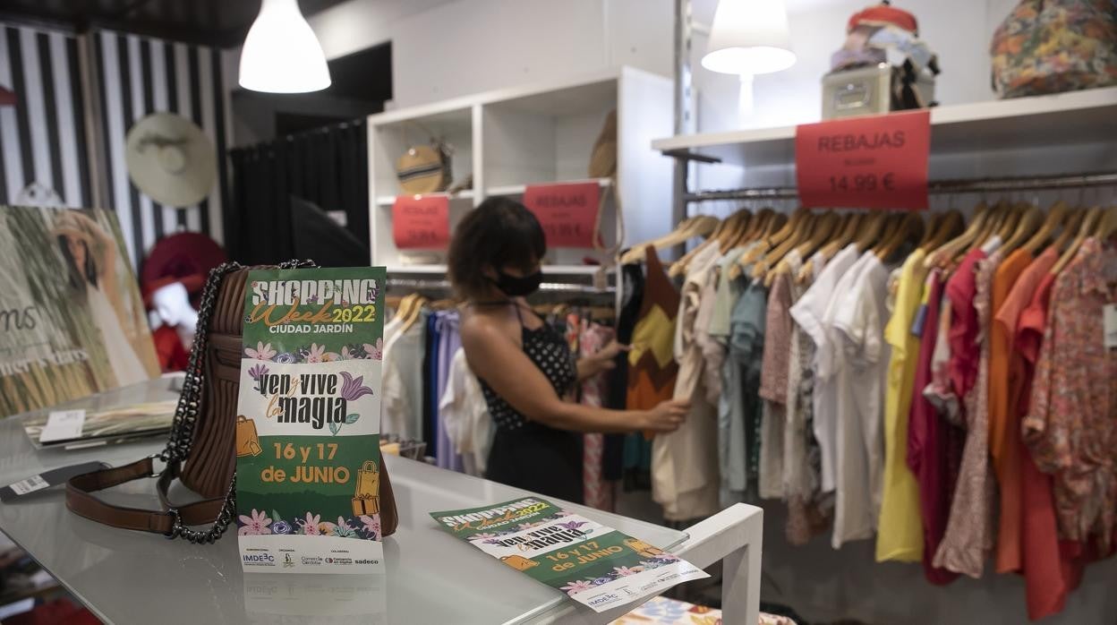 Laura Romero, en el interior de la tienda Label en el barrio cordobés de Ciudad Jardín