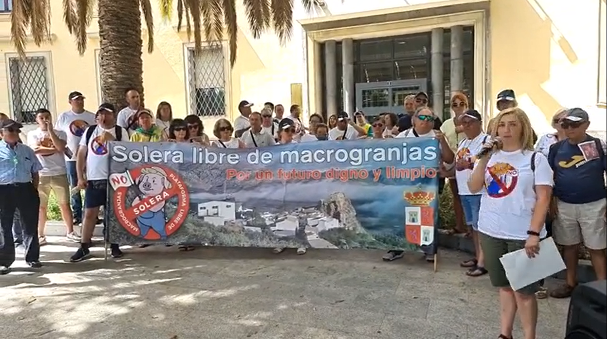 Un instante de la concentración contra este proyecto