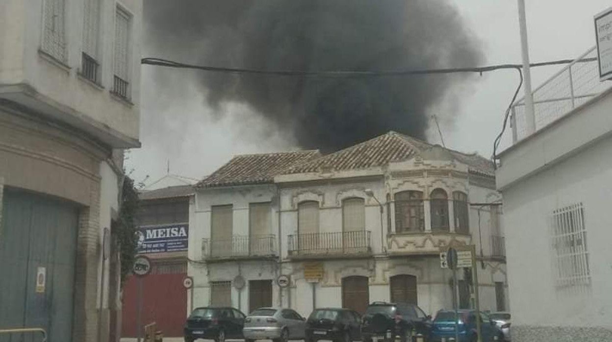 Incendio Córdoba | Un incendio en una nave en Puente Genil provoca una espectacular columna de humo