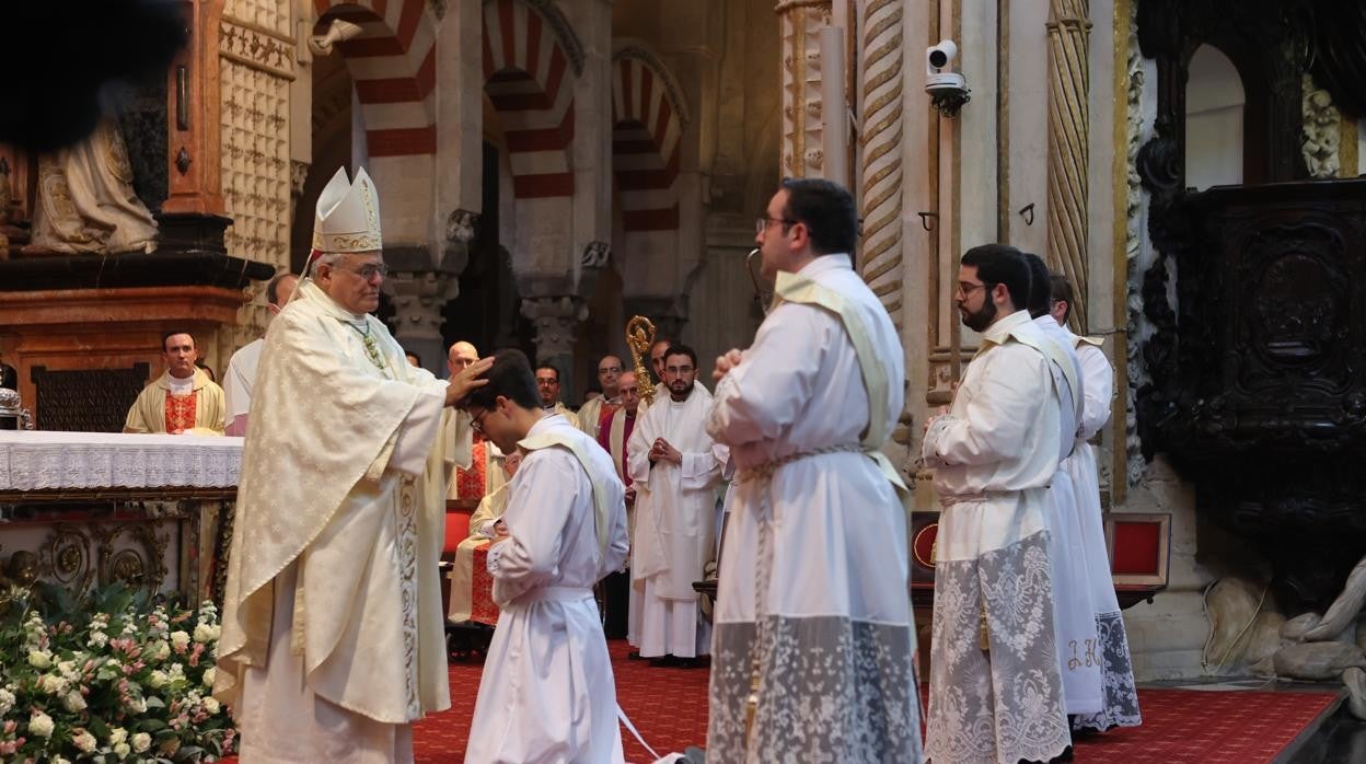 El obispo de Córdoba, Demetrio Fernández durante la ordenacioón de lo cinco sacerdotes en Córdoba