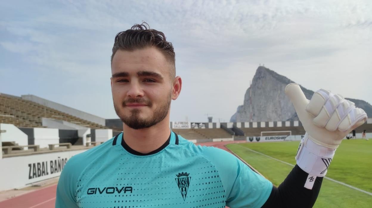 Jaylan Hankins, en el Municipal de La Línea con el Peñón de Gibraltar al fondo