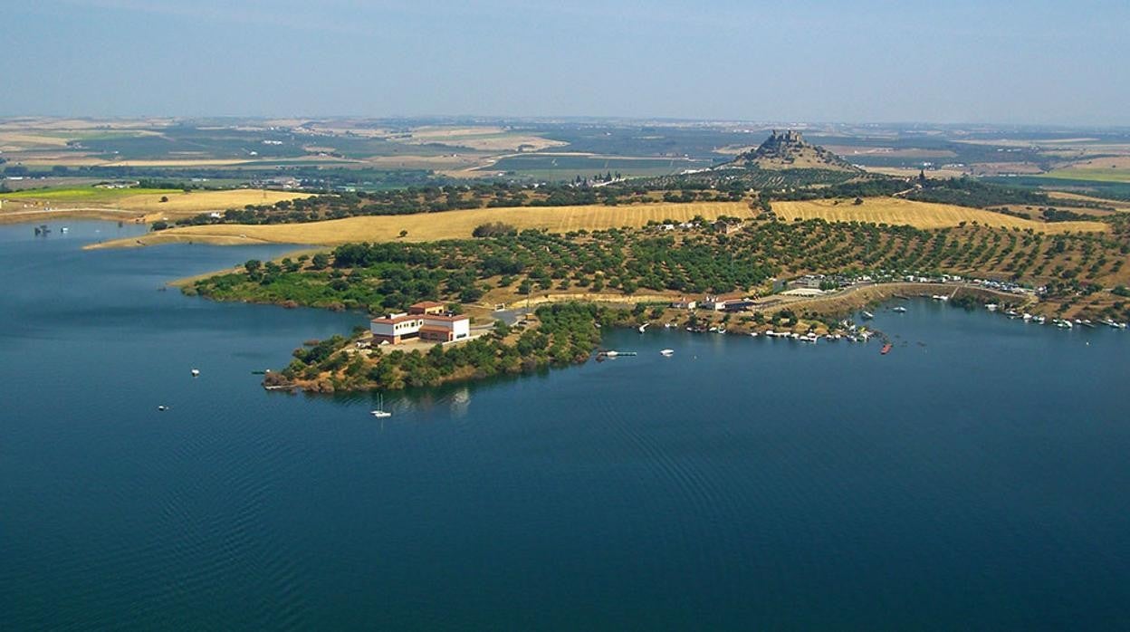 Panorámica de la playa de la Breña, con Almodóvar al fondo