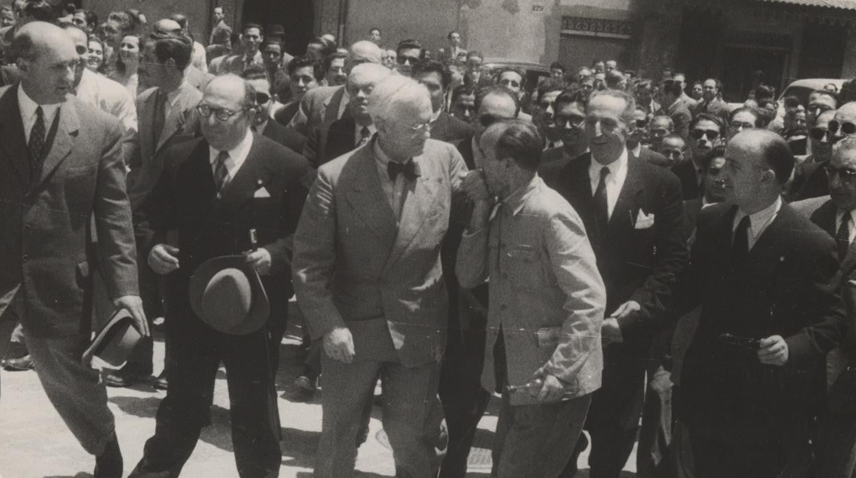 Un obrero besa la mano de Fleming a la altura del Triunfo de San Rafael