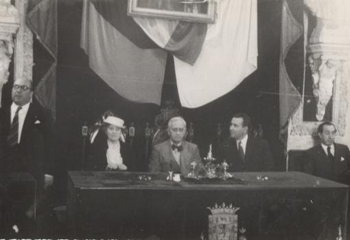 El científico y su esposa escuchan al alcalde Rafael Salinas