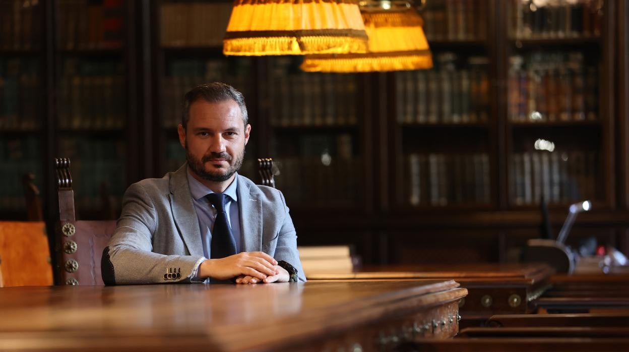 Roberto Roldán, en la biblioteca del Real Círculo de la Amistad de Córdoba