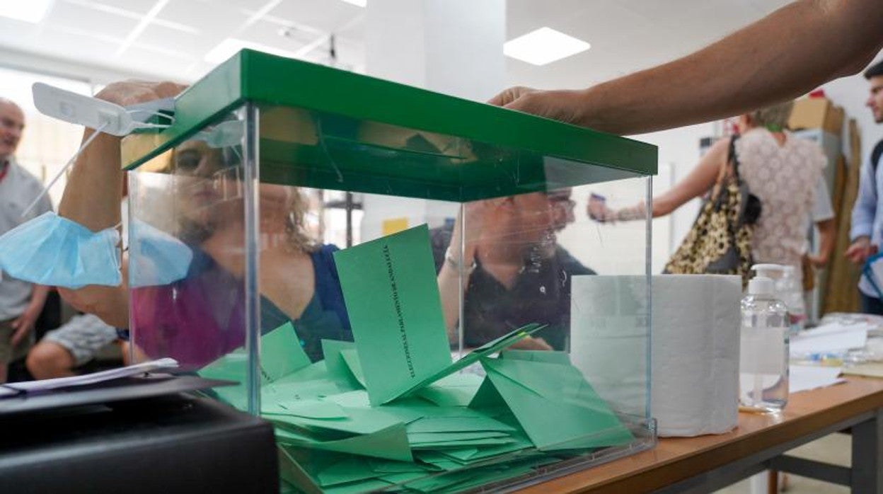 Urnas con las papeletas donde los andaluces ejercieron su derecho al voto durante el día de las elecciones a la presidencia de la Junta de Andalucía el 19 de junio de 202