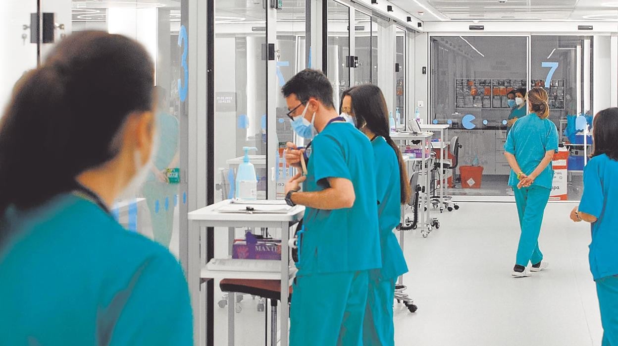 Médicos en la UCI pediátrica del Reina Sofía de Córdoba