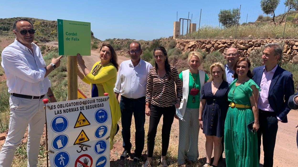 La consejera de Agricultura y Desarrollo Sostenible, Carmen Crespo, en las obras de una de las vías pecuarias