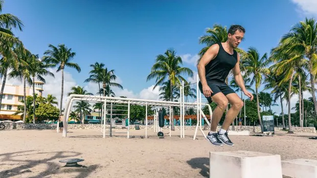 La playa es tu gimnasio: los mejores ejercicios que puedes hacer en vacaciones para quemar los excesos