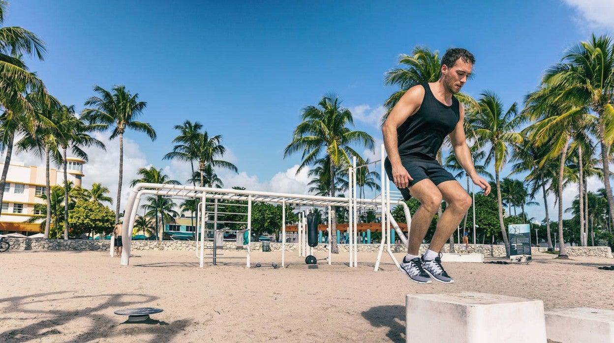 La playa es tu gimnasio: los mejores ejercicios que puedes hacer en vacaciones para quemar los excesos