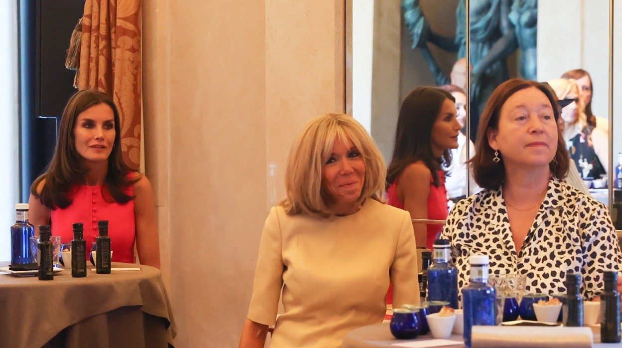 La Reina Letizia, Brigitte Macron e Ingrid Schulerud, en la cata- Ministerio de Agricultura