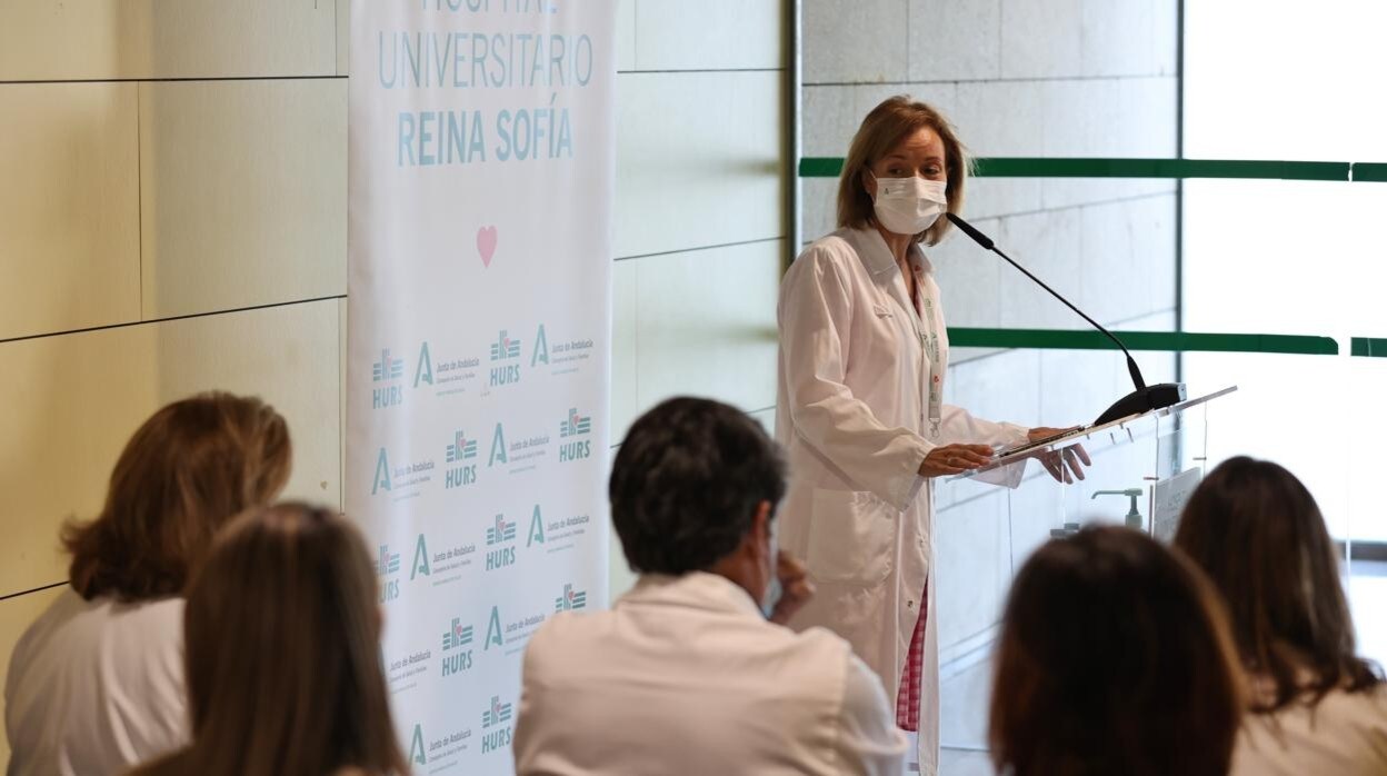La directora gerente del Reina Sofía, Valle García, este lunes, en el Hospital Reina Sofía de Córdoba