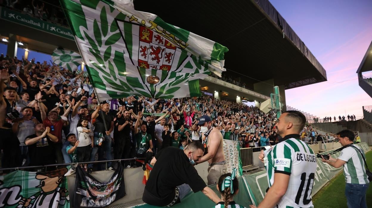 De las Cuevas saluda a la afición blanquiverde en El Arcángel