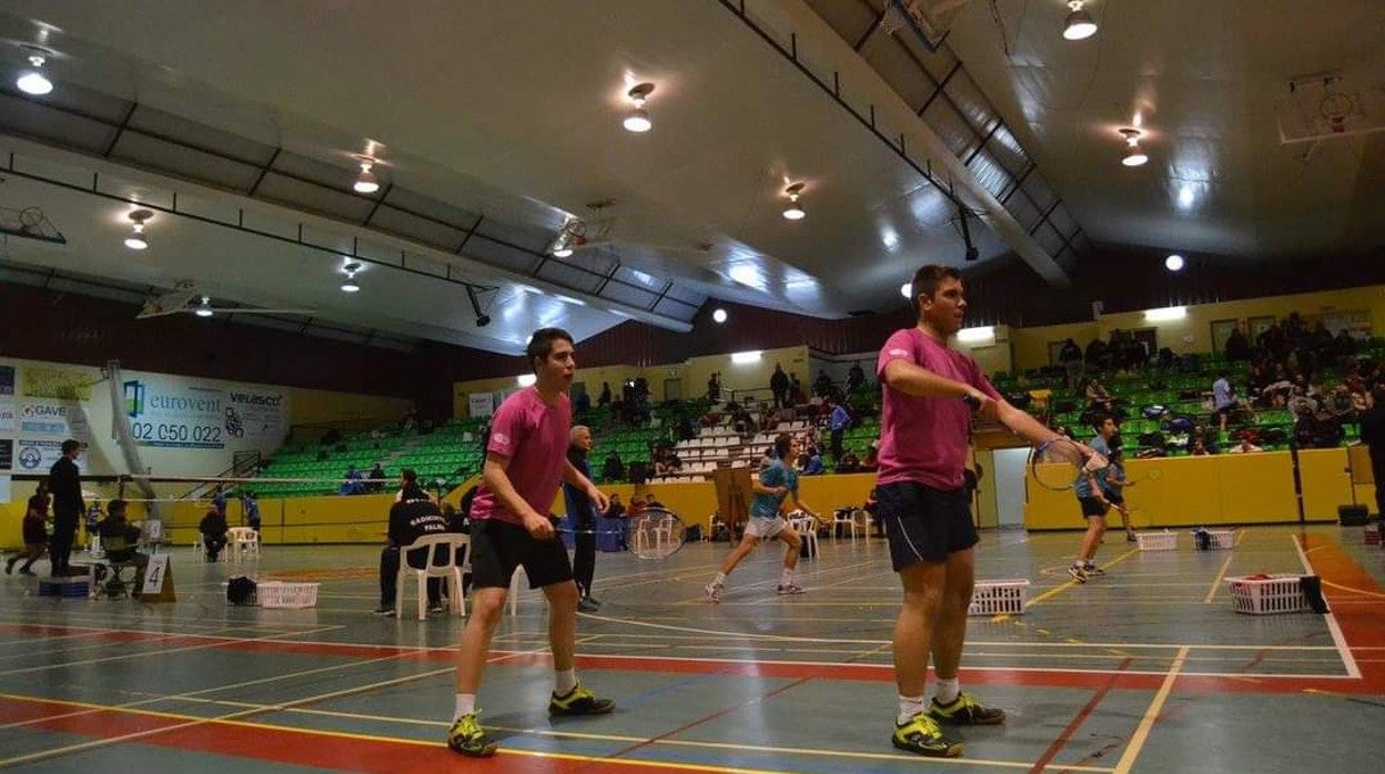 Dos jugadores de bádminton se preparan para la competición