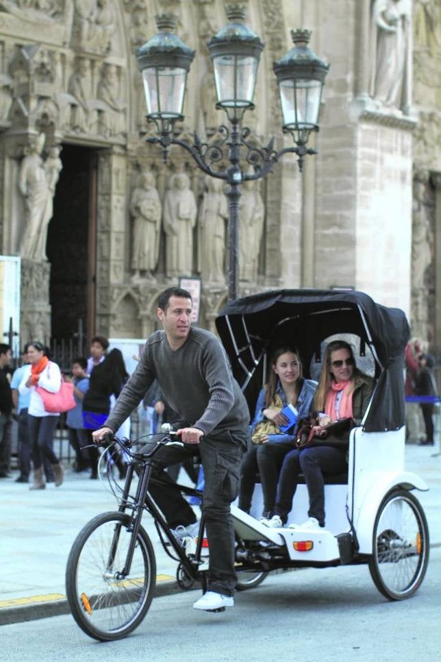 El «bicitaxi» toma París
