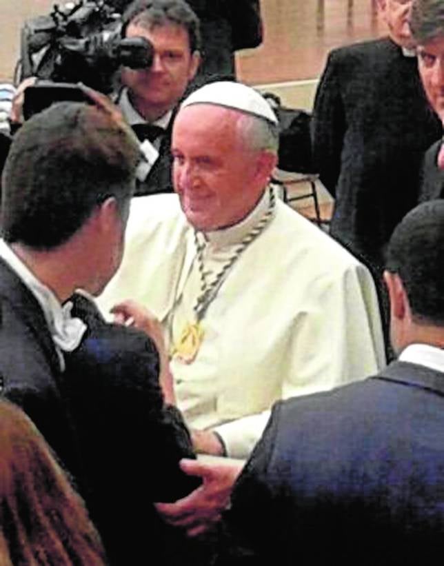El Papa Francisco luce la medalla de la Virgen de la Sierra