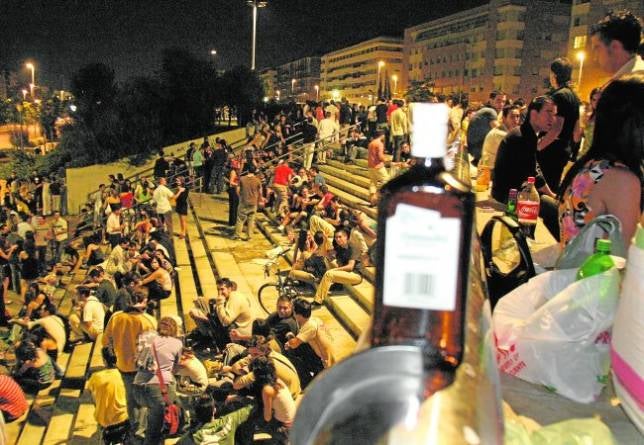 La Policía Local de Córdoba blinda el Vial para controlar el fenómeno del «botellón»