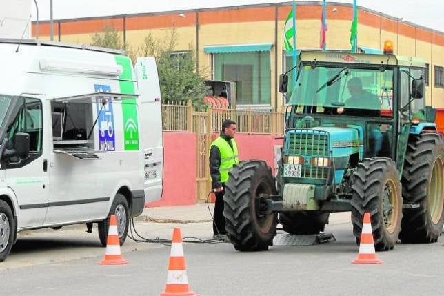 Asaja pide modificar la norma de las ITV de los tractores
