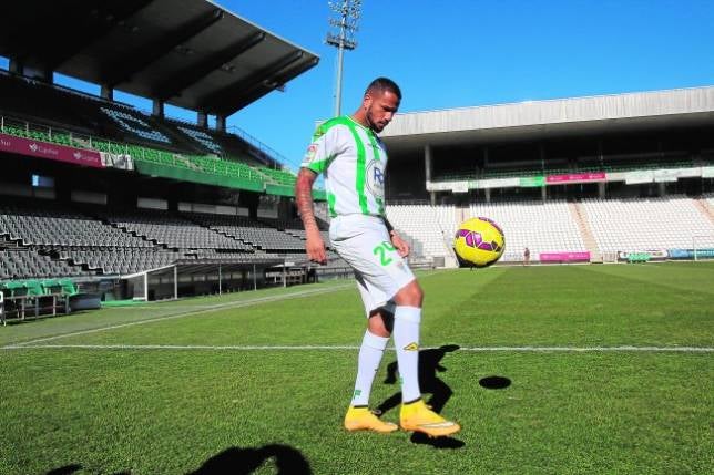 El Córdoba presenta al delantero Tiago Días «Bebé»