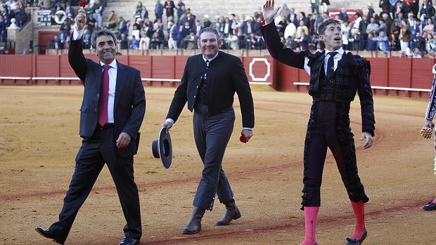 Manuel Escribano saludando al respetable en su vuelta al ruedo
