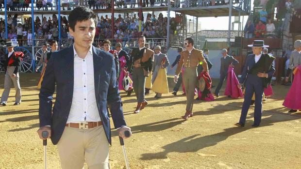 EL banderillero José Manuel Soto saluda al público antes de empezar el festejo