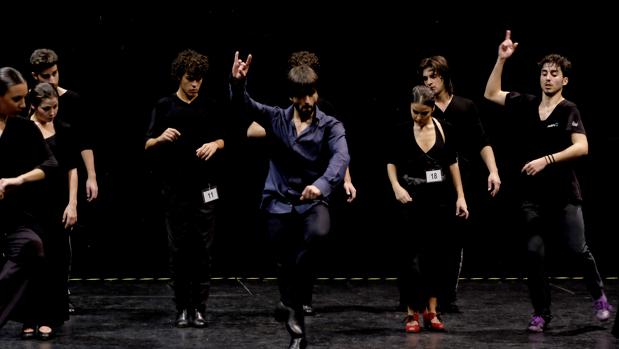 Formación de jóvenes bailarinas en la barra de ballet grupo de