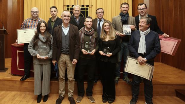 Ganadores y autoridades posan durante la entrega del Premio de Relatos Cortos Ciudad de Sevilla