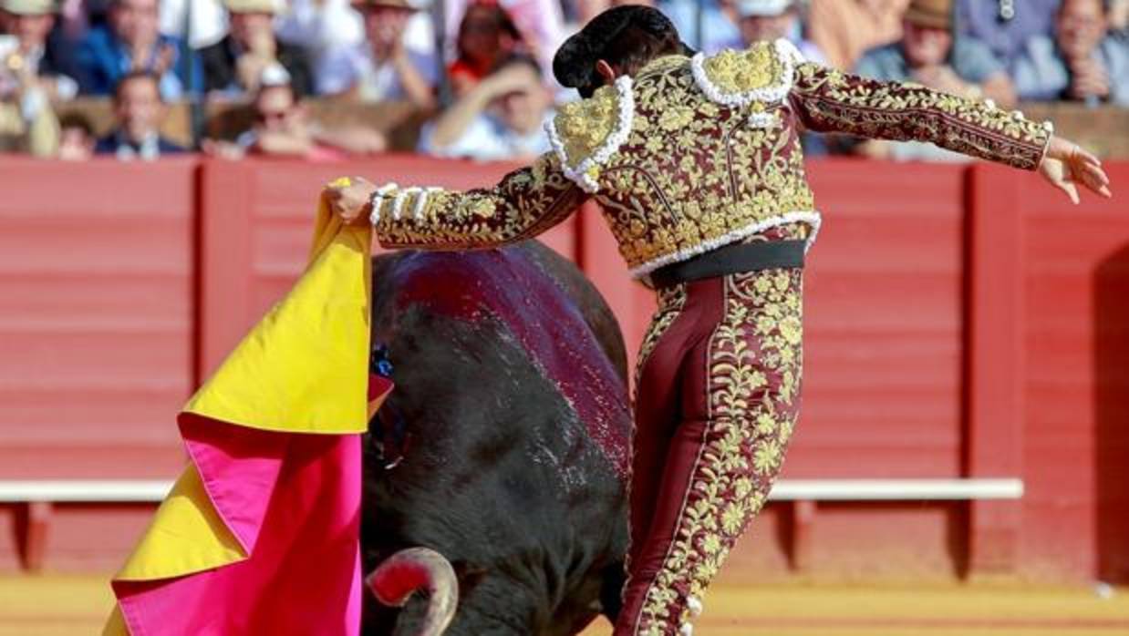 El torero Julían López "El Juli" en un quite a su primer toro