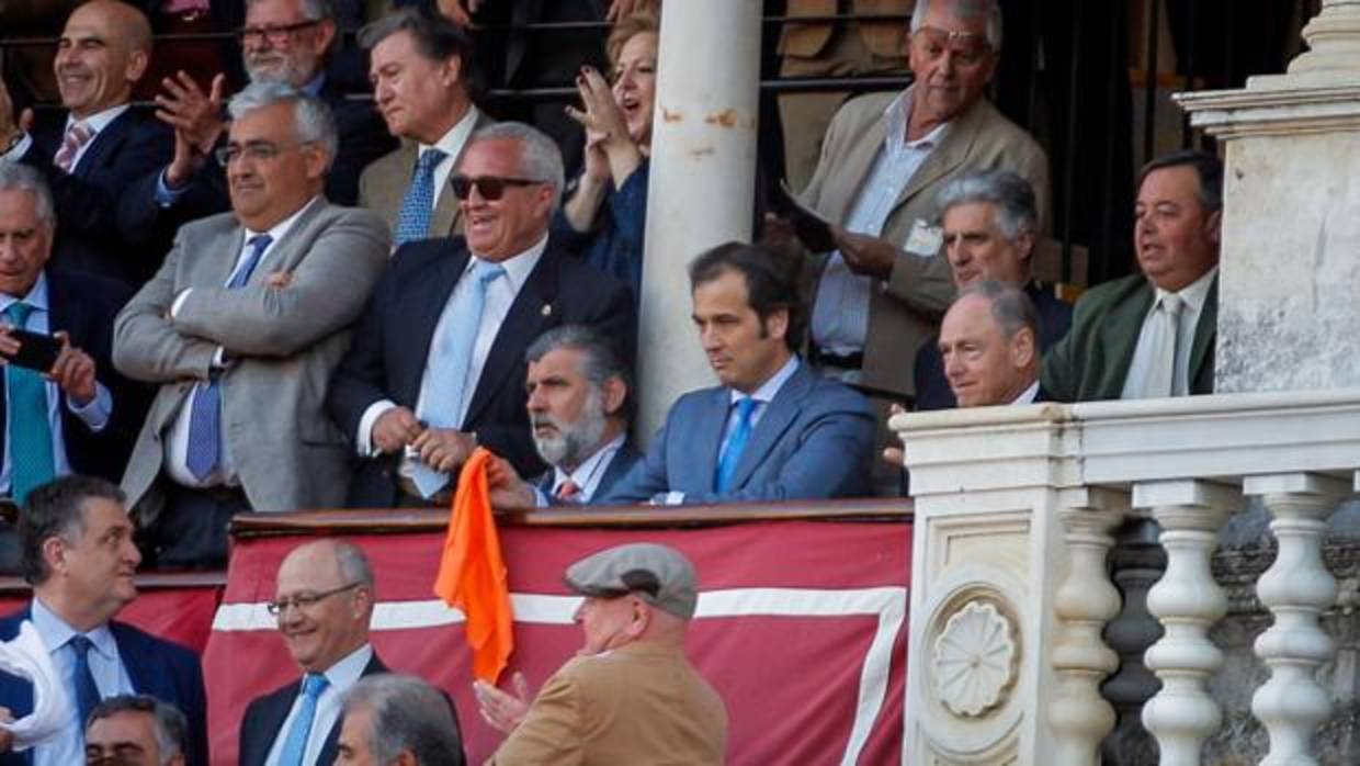 José Luque Teruel con el pañuelo naranja que indica el indulto de «Orgullito», de Garcigrande