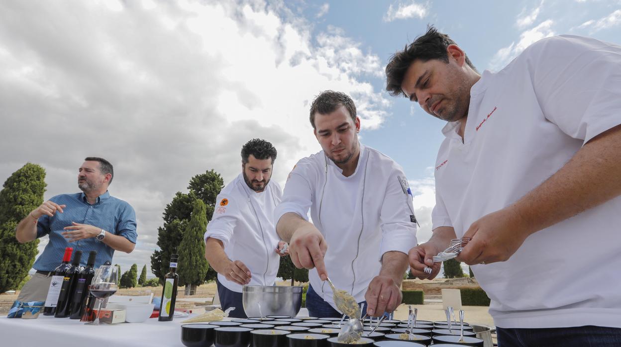 El arqueólogo Manuel León Béjar explica las recetas mientras los cocineros las preparan