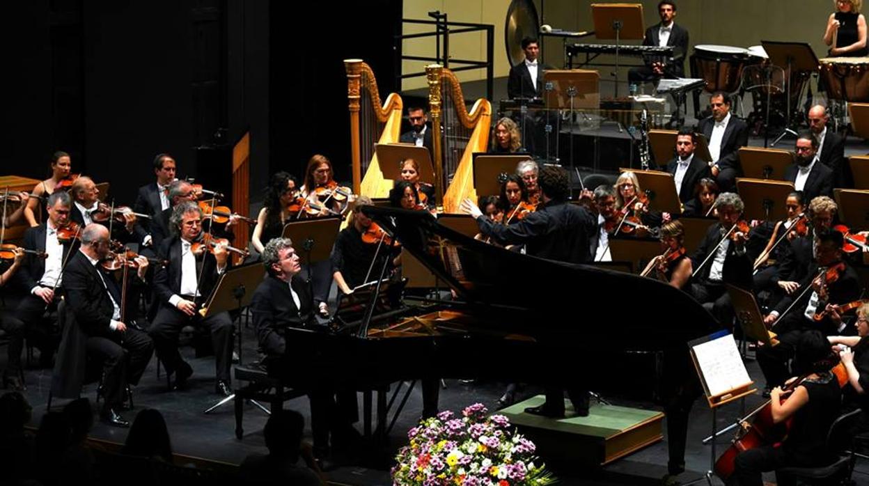 El pianista Markus Schirmer junto a la ROSS dirigida por John Axelrod