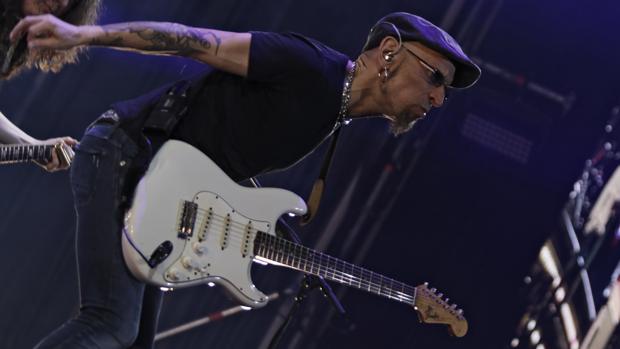 Fito y Fitipaldis celebran en Sevilla su vigésimo aniversario ante más de 20.000 personas