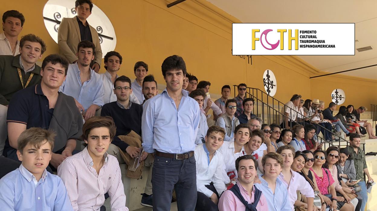 El torero Pablo Aguado junto a los jóvenes estudiantes en la Maestranza -