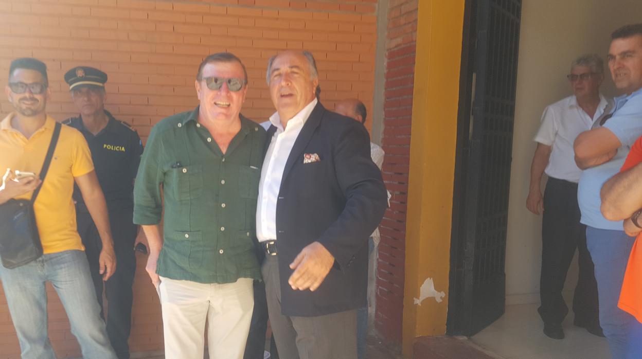 El humorista César Cadaval, con el alcalde de Algeciras, antes de entrar a la plaza de toros.