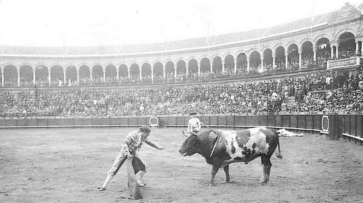 Corrida de toros de Juan Belmonte en la Maestranza a principios del siglo pasado