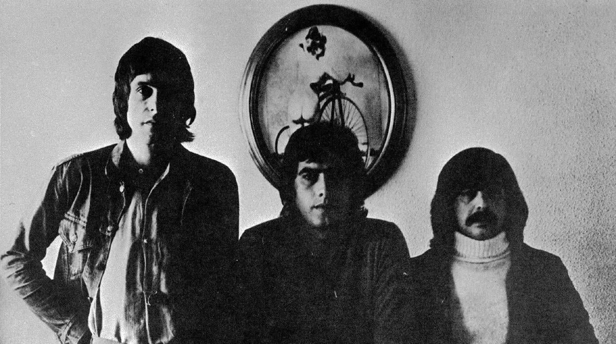 En el centro de la imagen, el vocalista de «Triana», Jesús de la Rosa