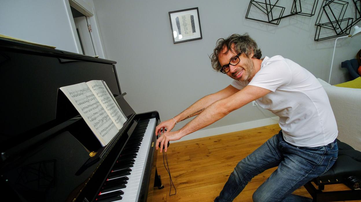 James Rhodes bromea frente a su piano