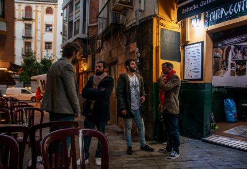 Juanito Makandé saluda unos amigos en la puerta de El Chiringuito