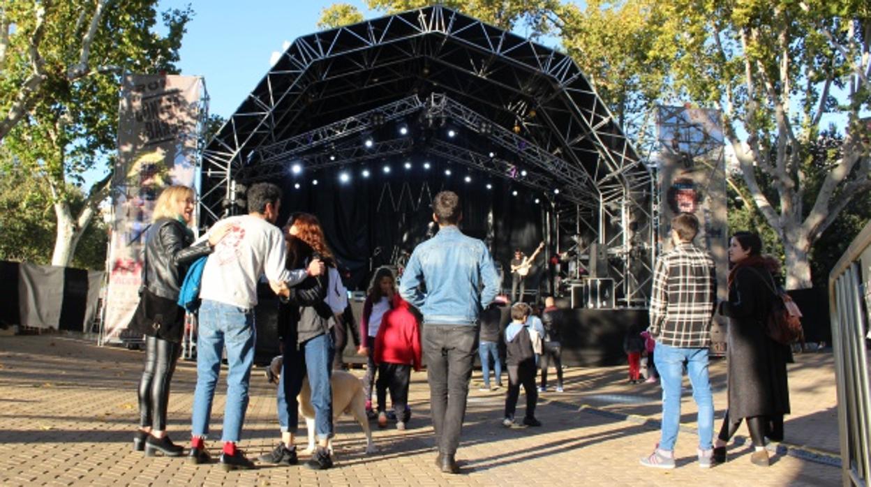 Las primeras personas llegando al Escenario Ron Contrabando
