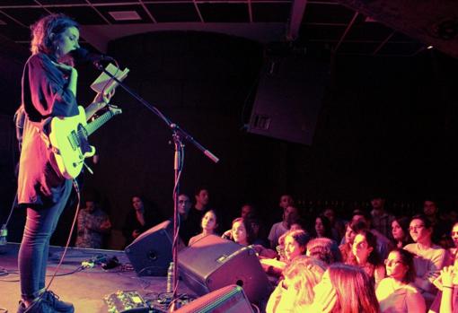 Carmen Boza recitando un fragmento de un libro