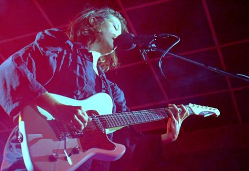 Carmen Boza tocando su guitarra
