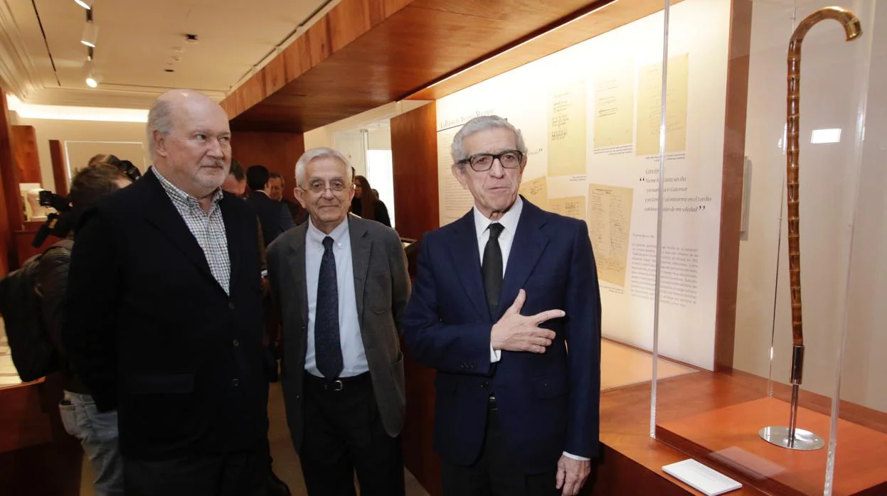 De Lecea Machado, Rodríguez Almodóvar y Medel, junto al bastón de Antonio Machado